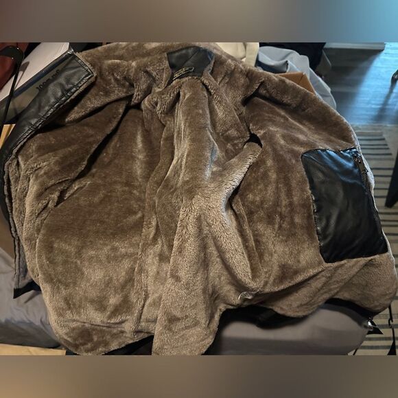 Neufigr Men's Faux Leather Jacket Winter Warm Faux Fur Lined Motorcycle Coat - Picture 7 of 8